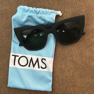 TOMS sunglasses with bag case  excellent condition